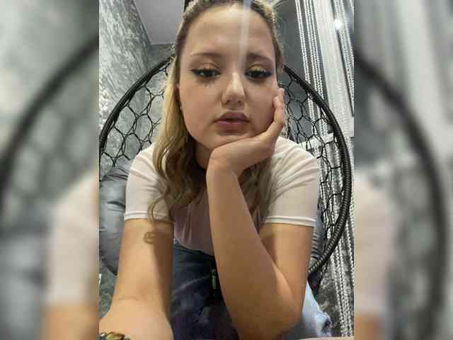 Blonde-mur webcam