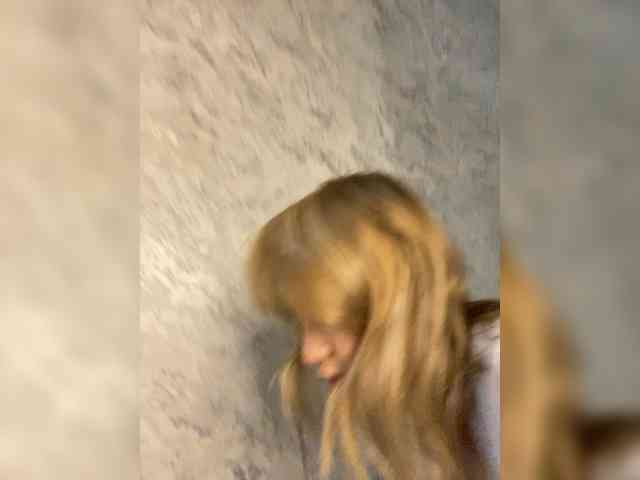 Blonde-mur webcam