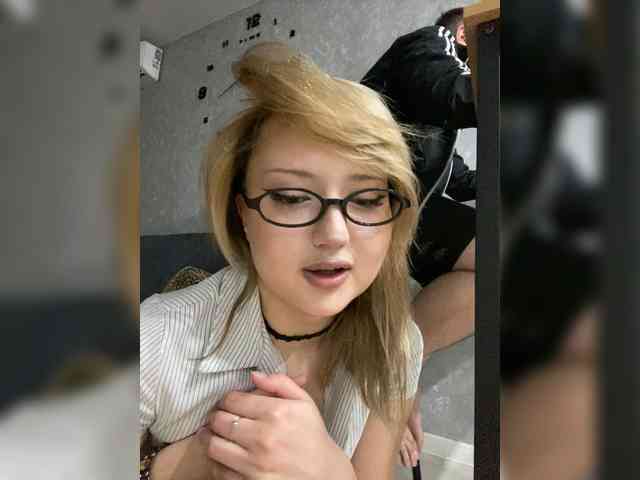 Blonde-mur webcam