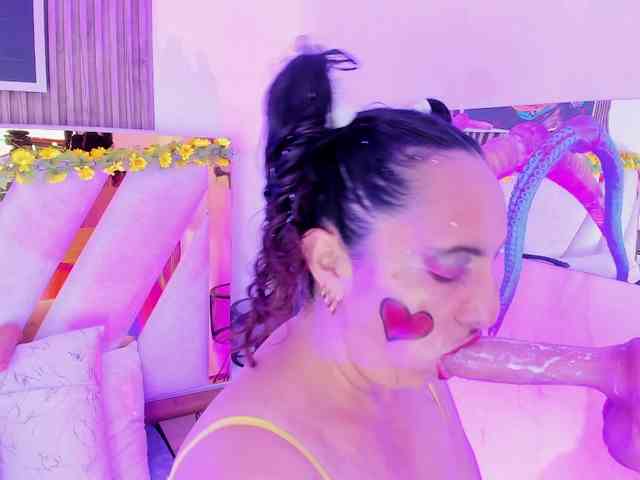 Luna-Naughty1 webcam