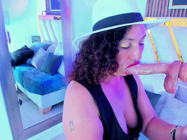 Luna-Naughty1 webcam