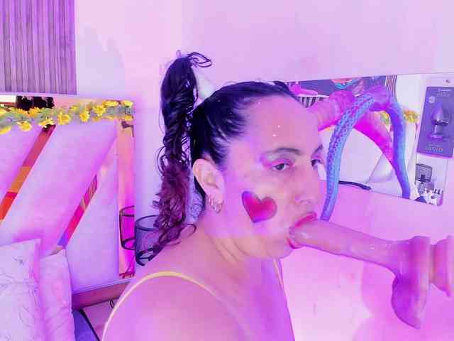 Luna-Naughty1 webcam