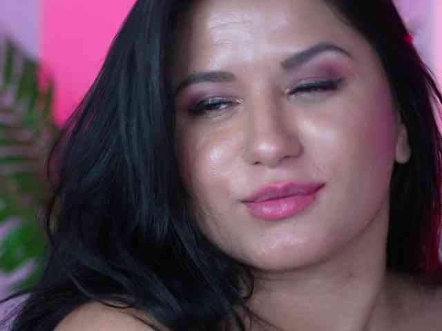 EssenaMonroe webcam