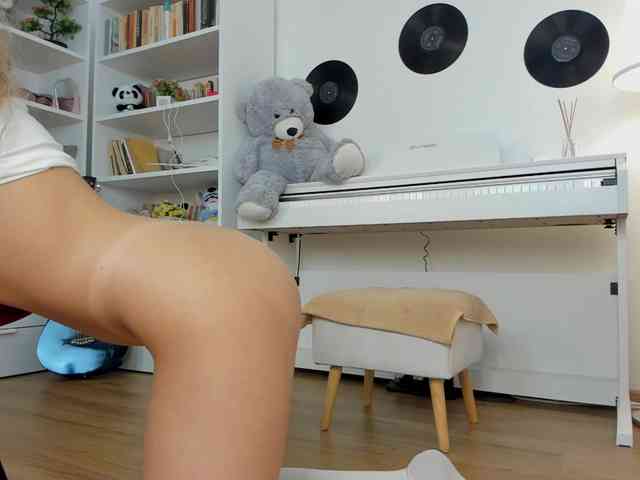 JudyLea18 webcam