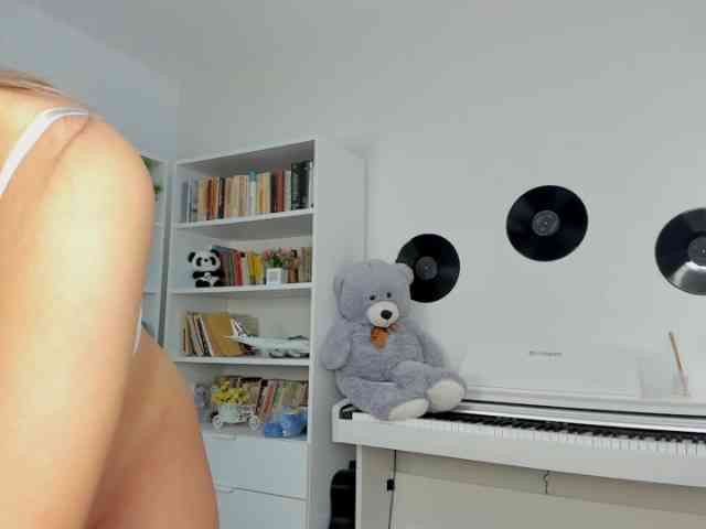 JudyLea18 webcam