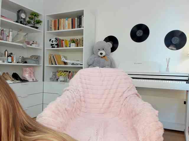 JudyLea18 webcam