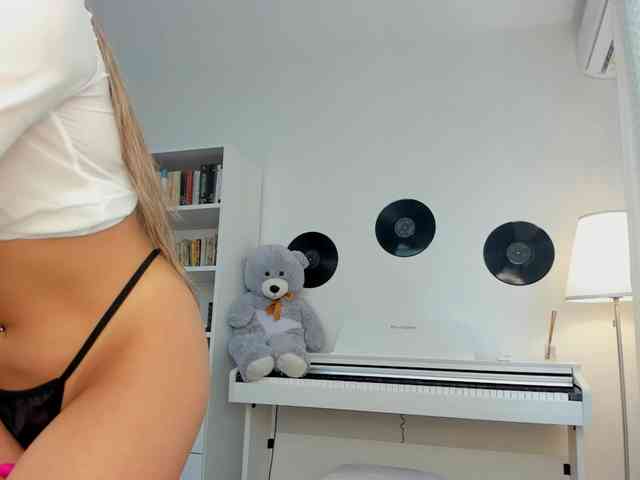 JudyLea18 webcam