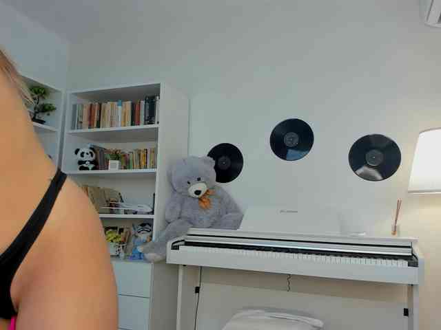 JudyLea18 webcam