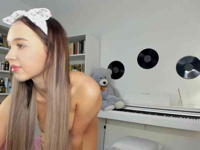 JudyLea18 webcam