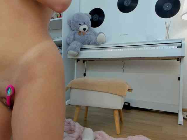 JudyLea18 webcam