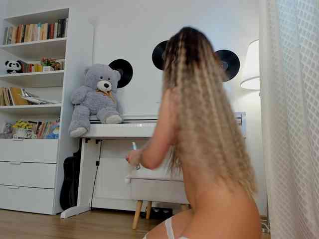 JudyLea18 webcam