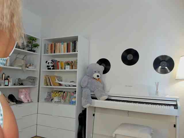 JudyLea18 webcam