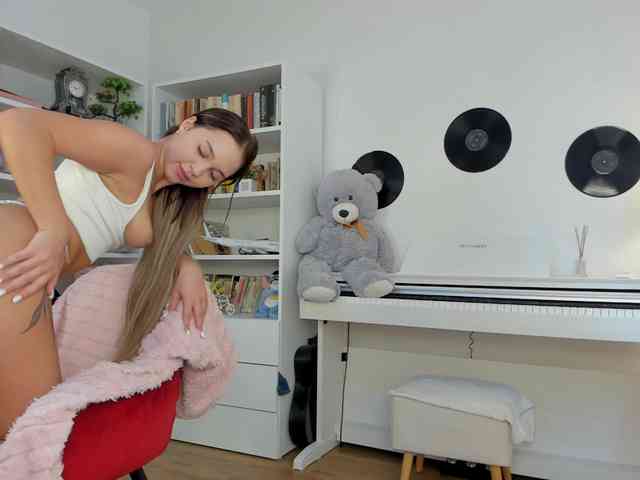 JudyLea18 webcam