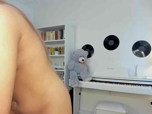 JudyLea18 webcam
