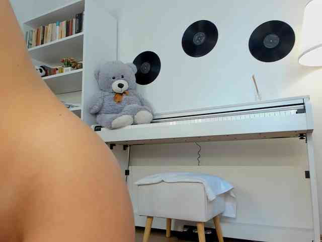 JudyLea18 webcam