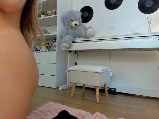 JudyLea18 webcam