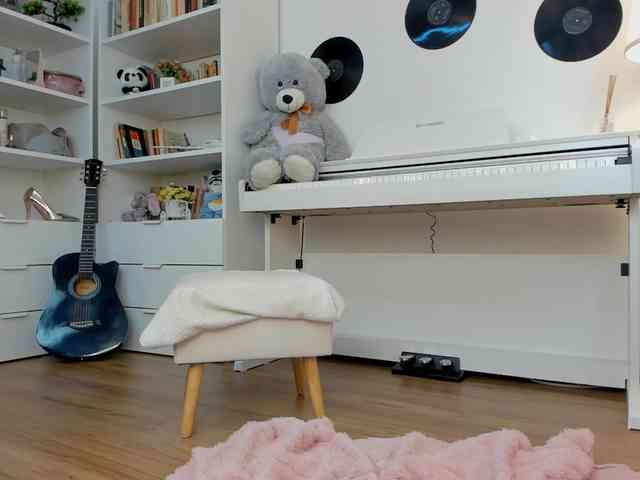JudyLea18 webcam