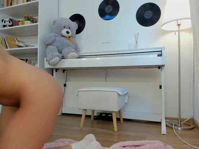 JudyLea18 webcam