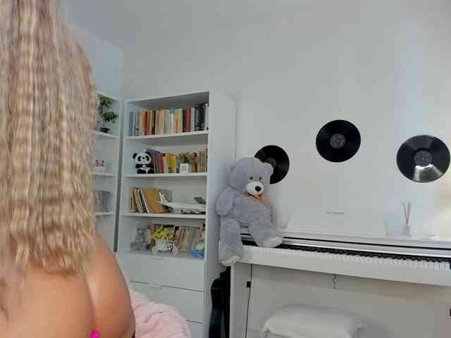 JudyLea18 webcam