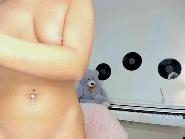 JudyLea18 webcam
