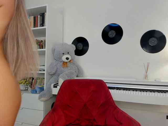 JudyLea18 webcam