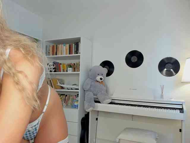 JudyLea18 webcam