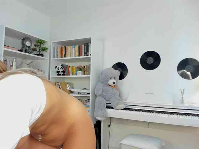 JudyLea18 webcam