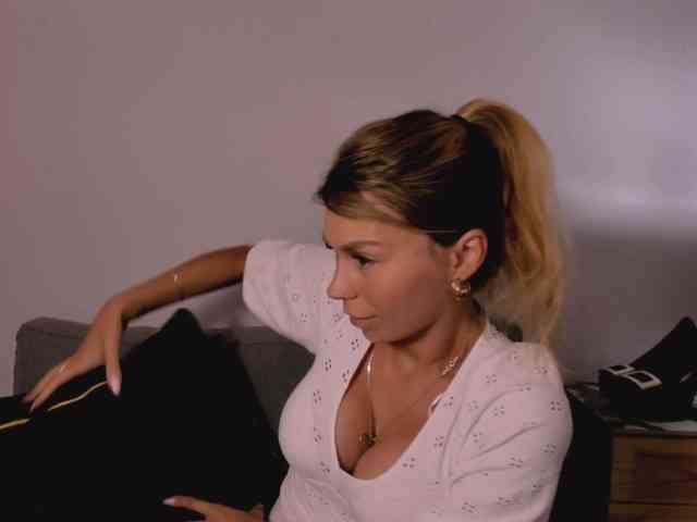 FreyaHoney webcam