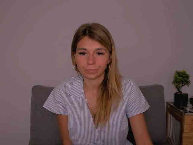 FreyaHoney webcam