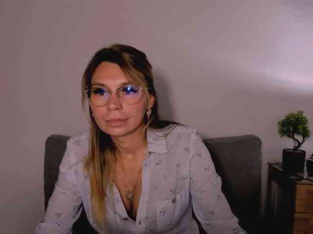 FreyaHoney webcam