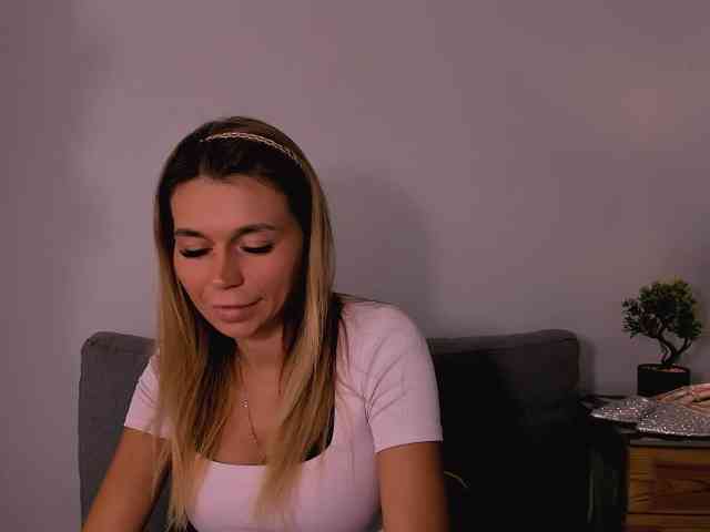 FreyaHoney webcam