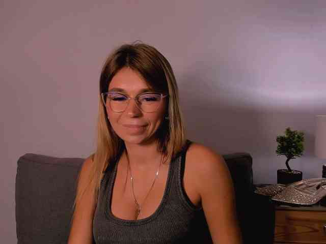 FreyaHoney webcam