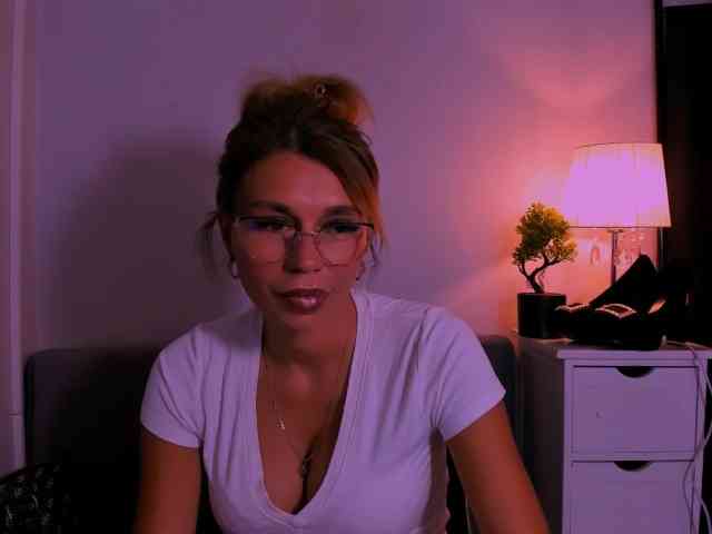 FreyaHoney webcam