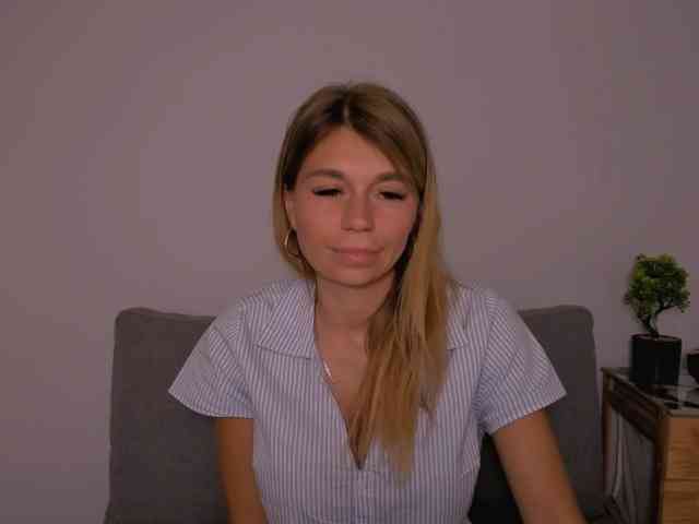 FreyaHoney webcam