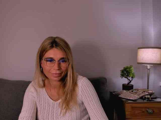 FreyaHoney webcam