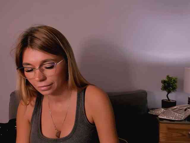 FreyaHoney webcam