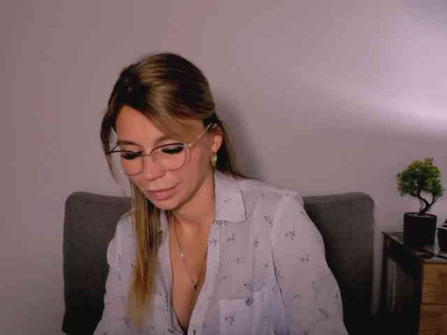 FreyaHoney webcam