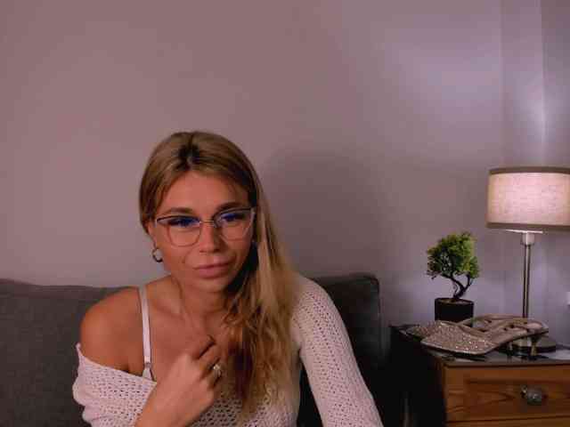 FreyaHoney webcam