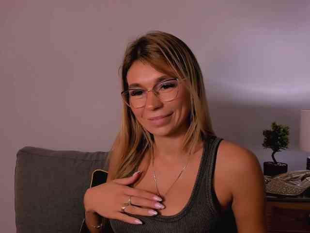 FreyaHoney webcam