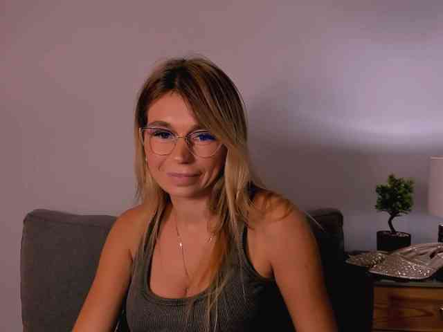 FreyaHoney webcam