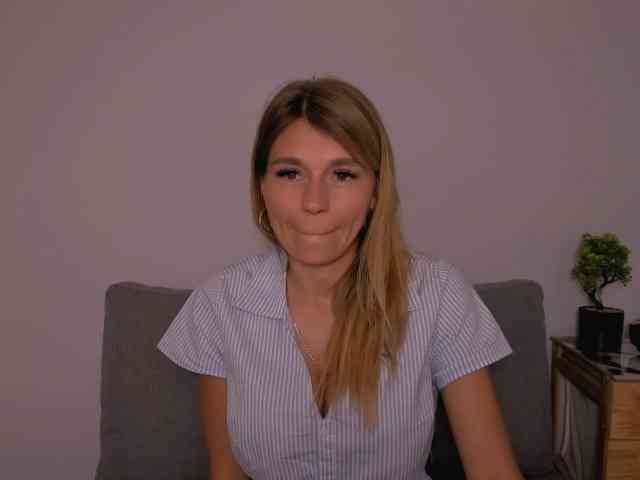 FreyaHoney webcam