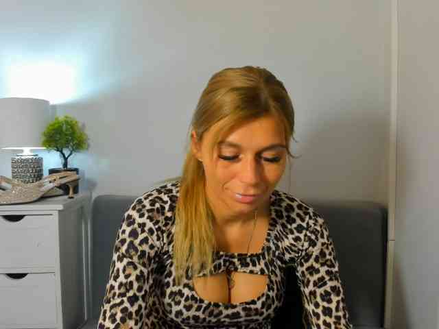 FreyaHoney webcam