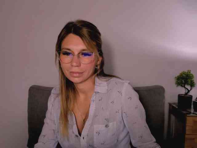 FreyaHoney webcam
