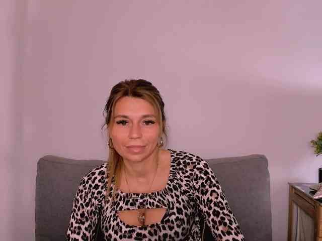 FreyaHoney webcam