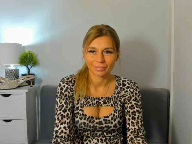 FreyaHoney webcam