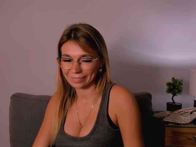 FreyaHoney webcam
