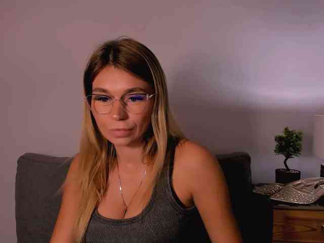 FreyaHoney webcam