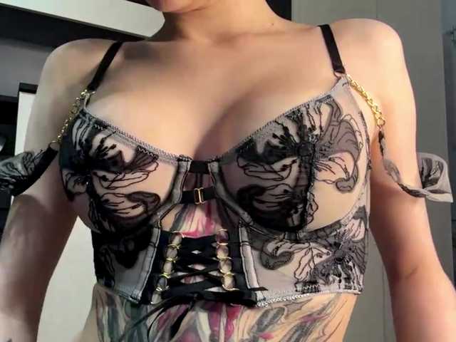Nikatyan live cam on BongaCams