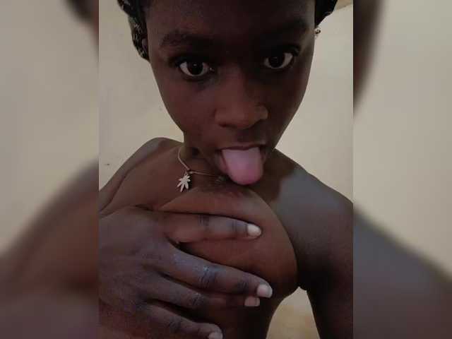 le modèle Novastarr est en webcam porno dans un show sur le site bongacams, il possède les tags suivants: Ebony,Brunette,Shaved