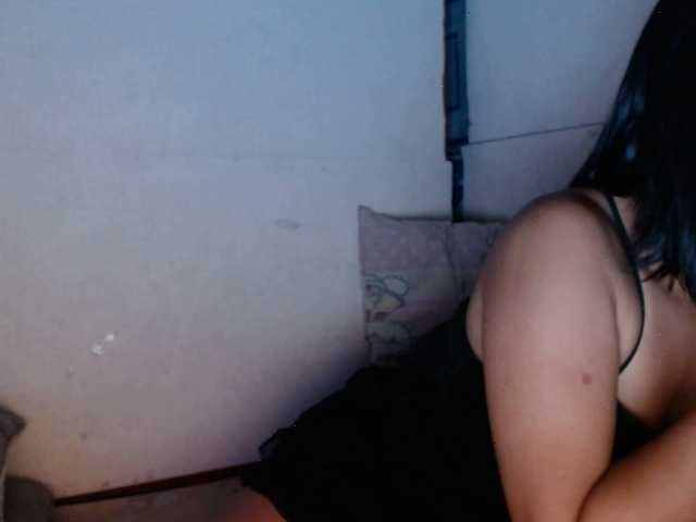 Asianhotyuks1 live cam on BongaCams